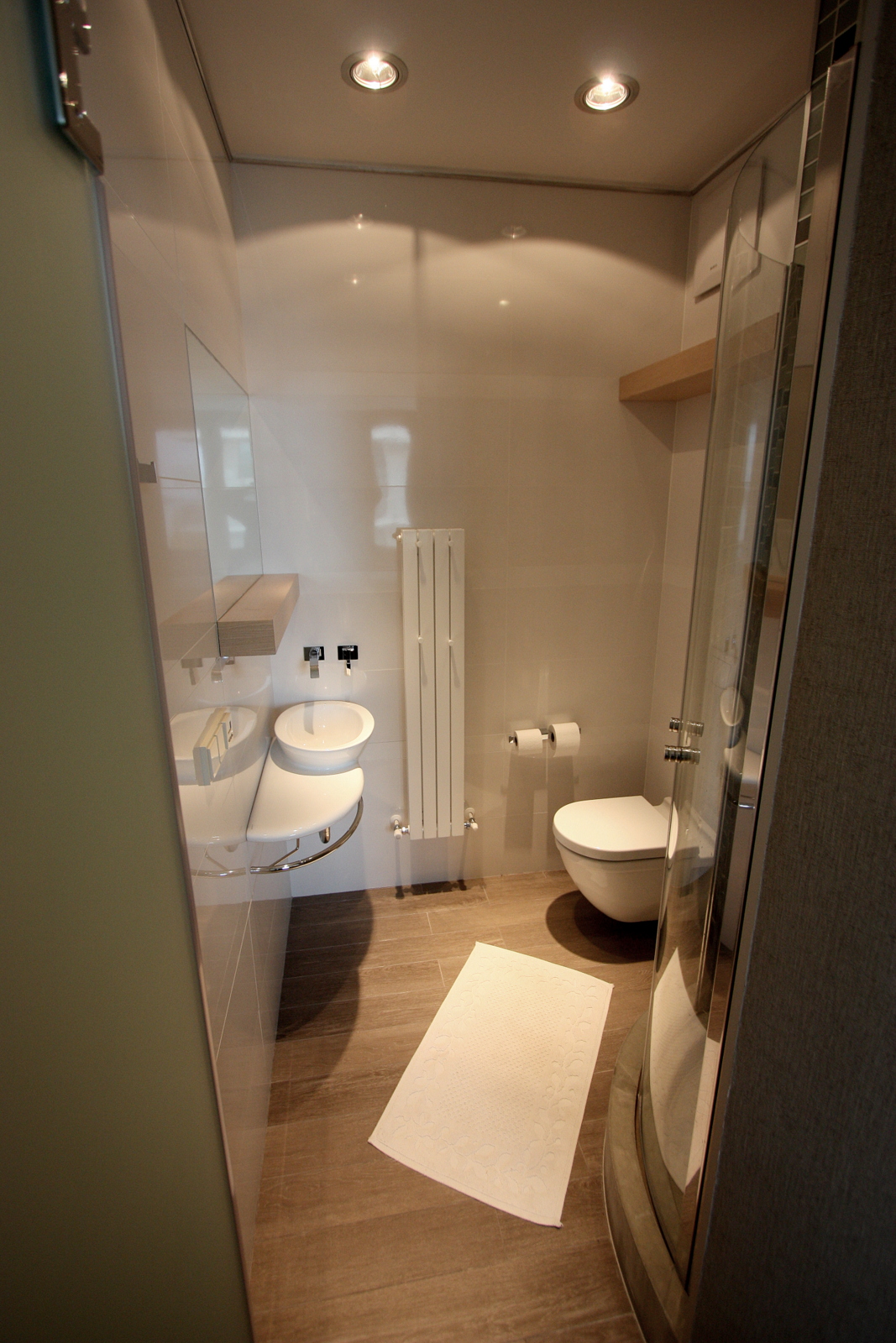 Hálószobából nyíló fürdő / small bathroom design